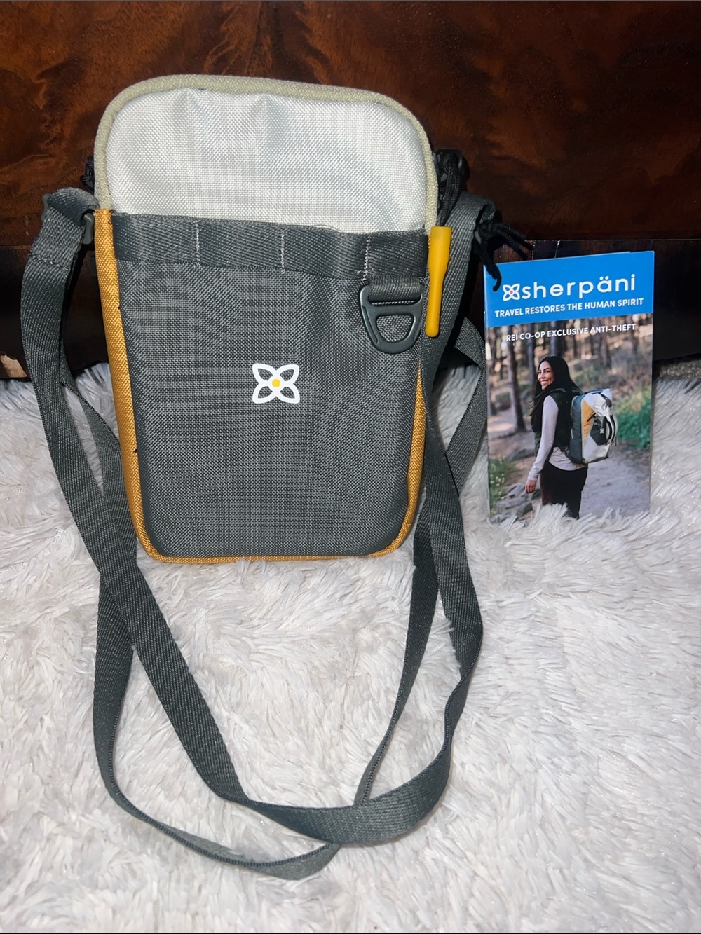 SHERPONI SHOULDER TRAVEL ACCESSORY